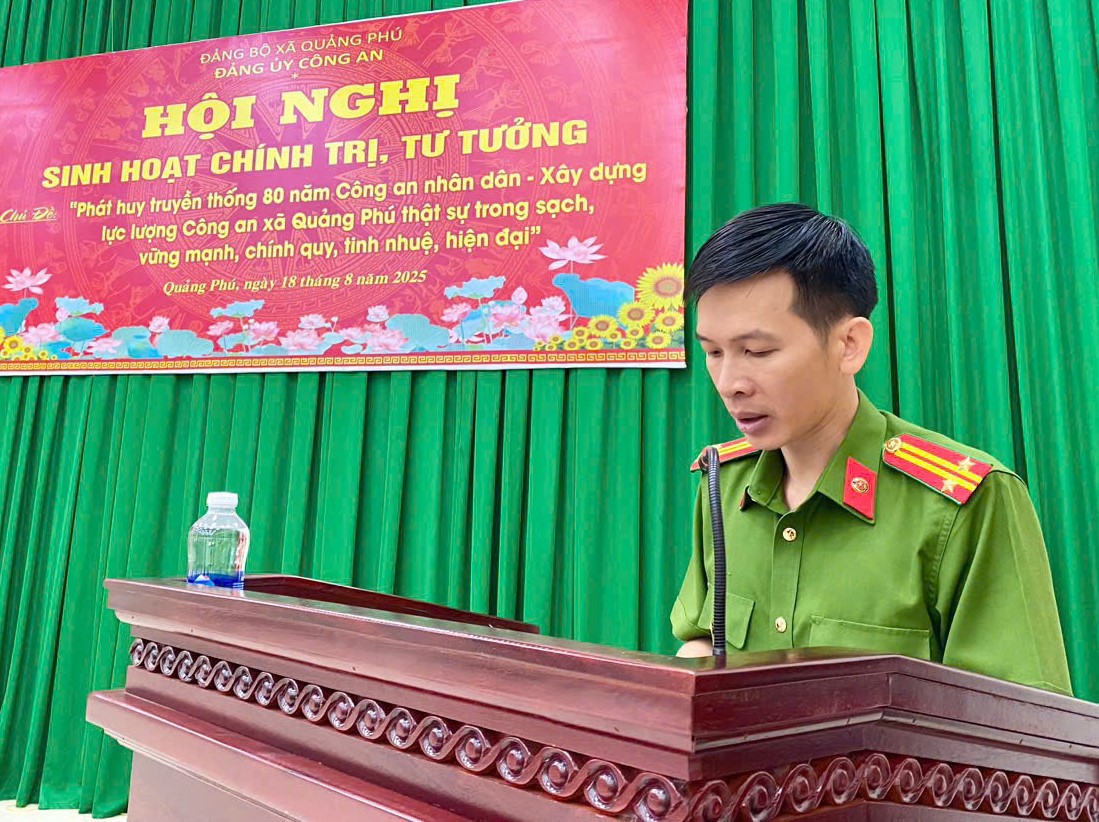 Trung tá Hà Tấn Phát - Phó Trưởng Công an xã Quảng Phú phổ biến, quán triệt một số Nghị quyết  trong Hội nghị
